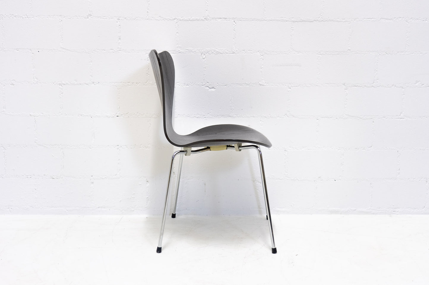 Fritz Hansen 3107 Stuhl Dunkelgrau