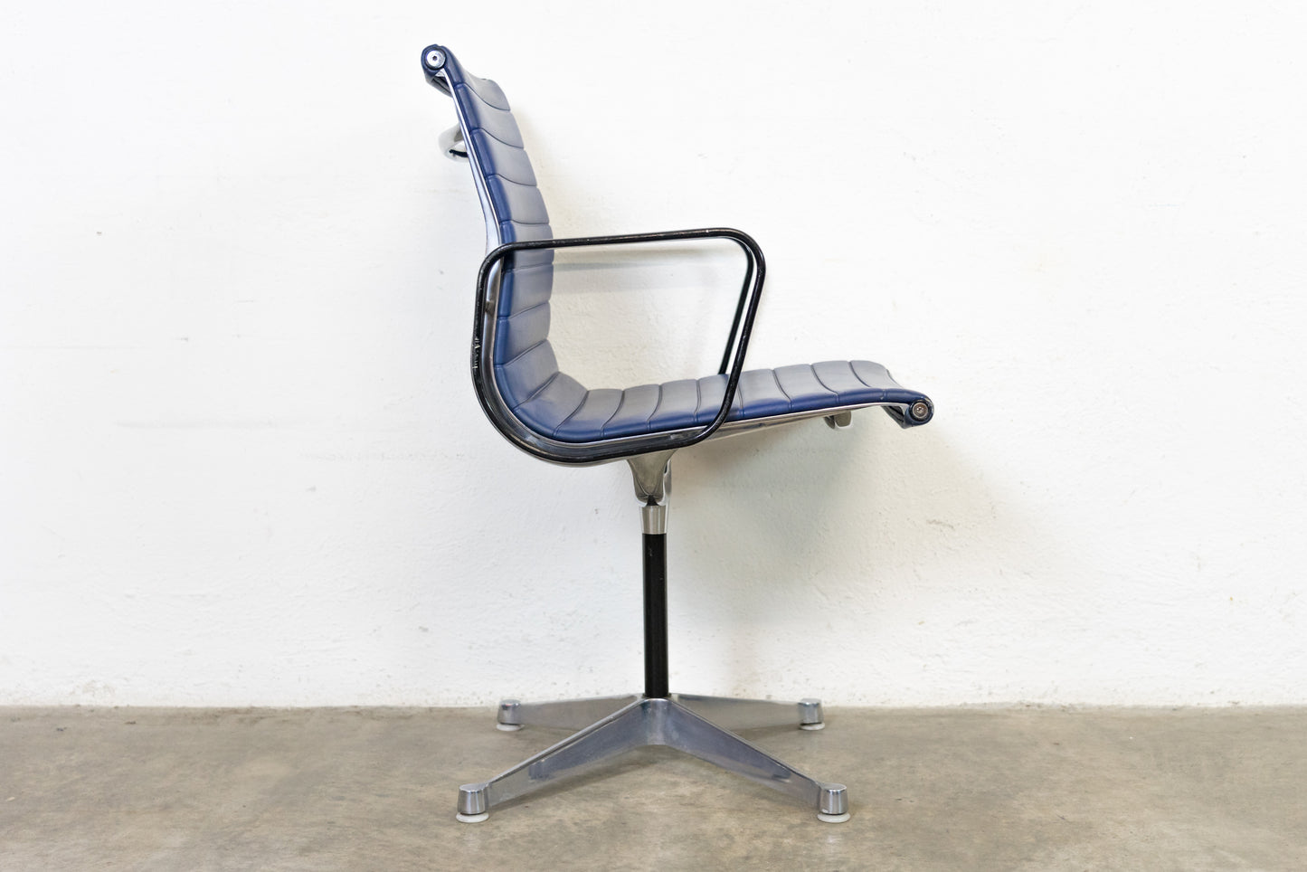 Herman Miller Aluminium Chair EA 107 Nr. 1