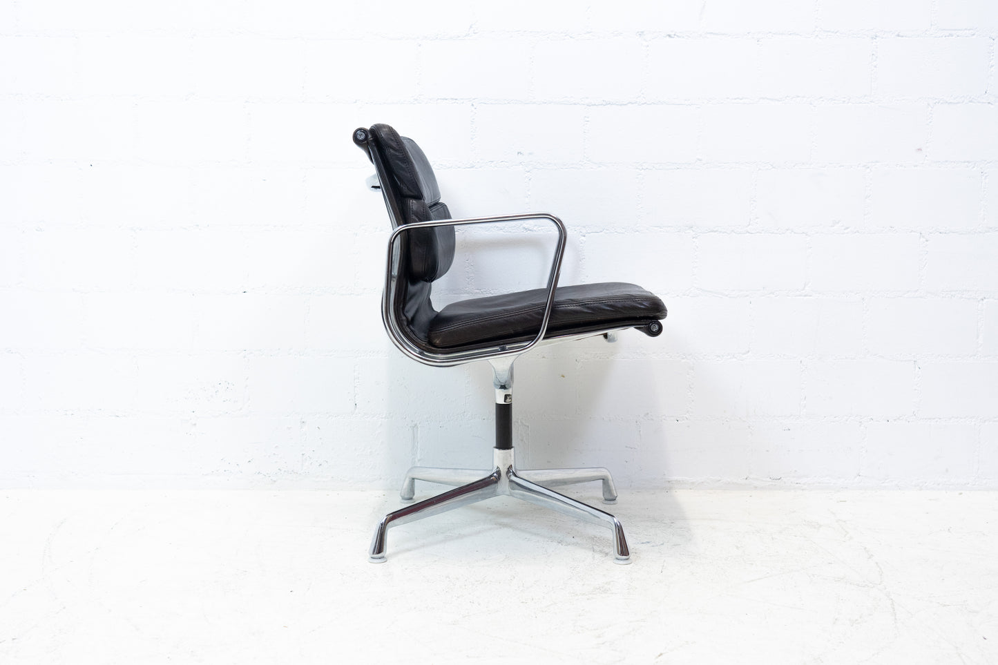 Herman Miller Eames Aluminium Chair EA 207