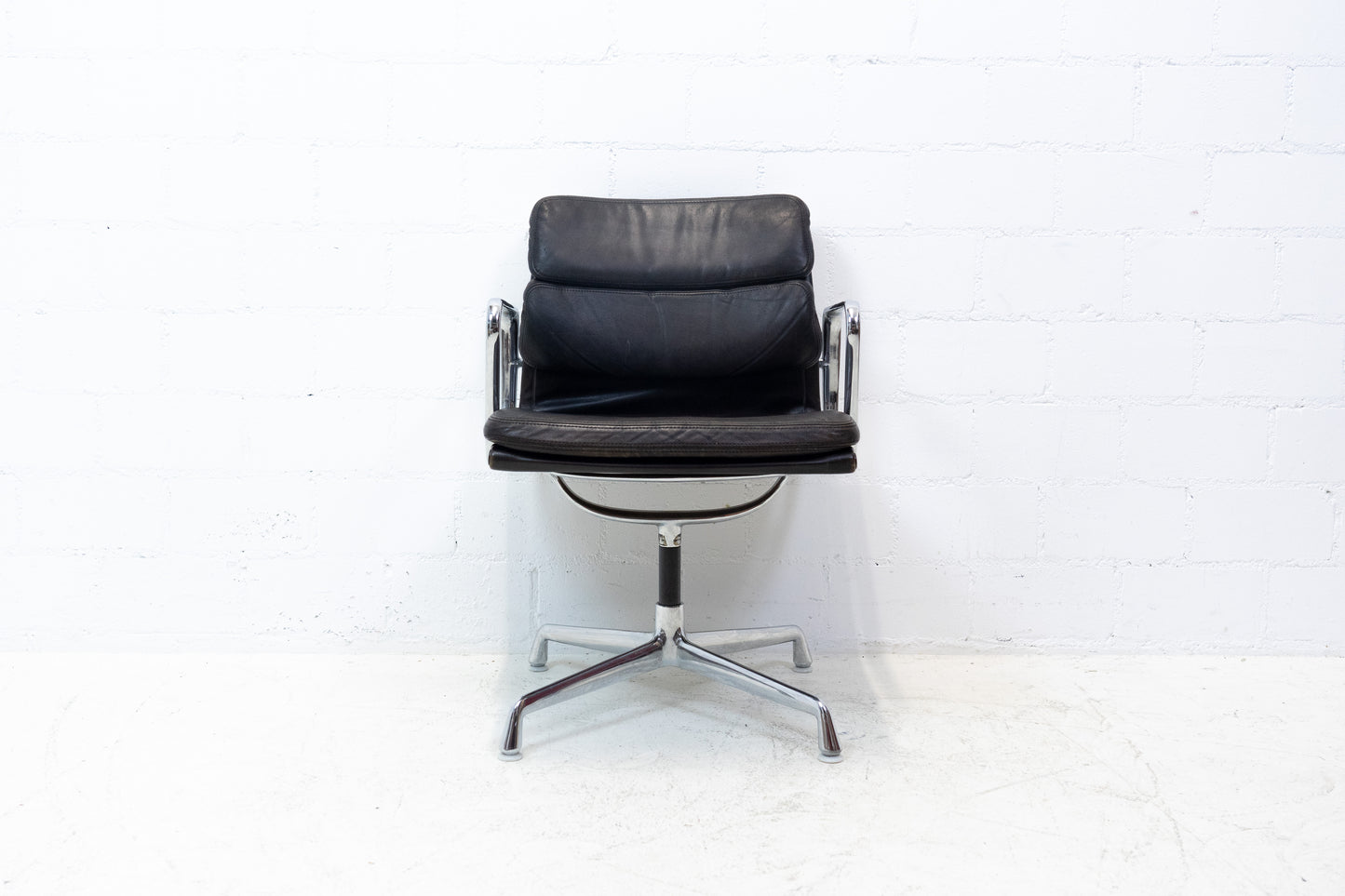 Herman Miller Eames Aluminium Chair EA 207