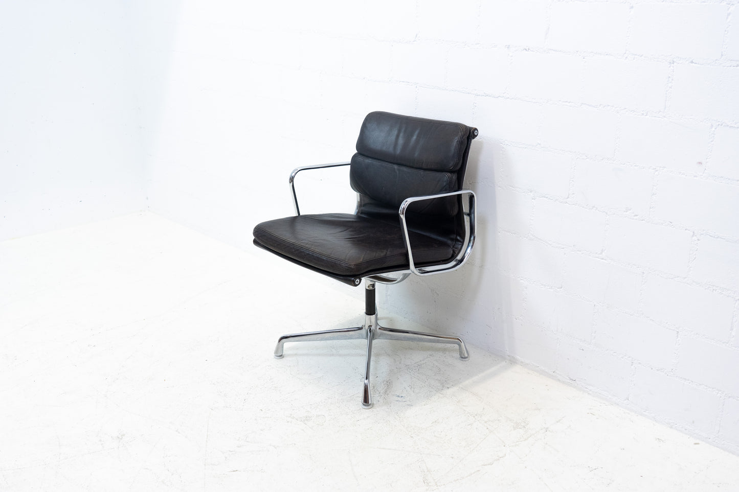 Herman Miller Eames Aluminium Chair EA 207