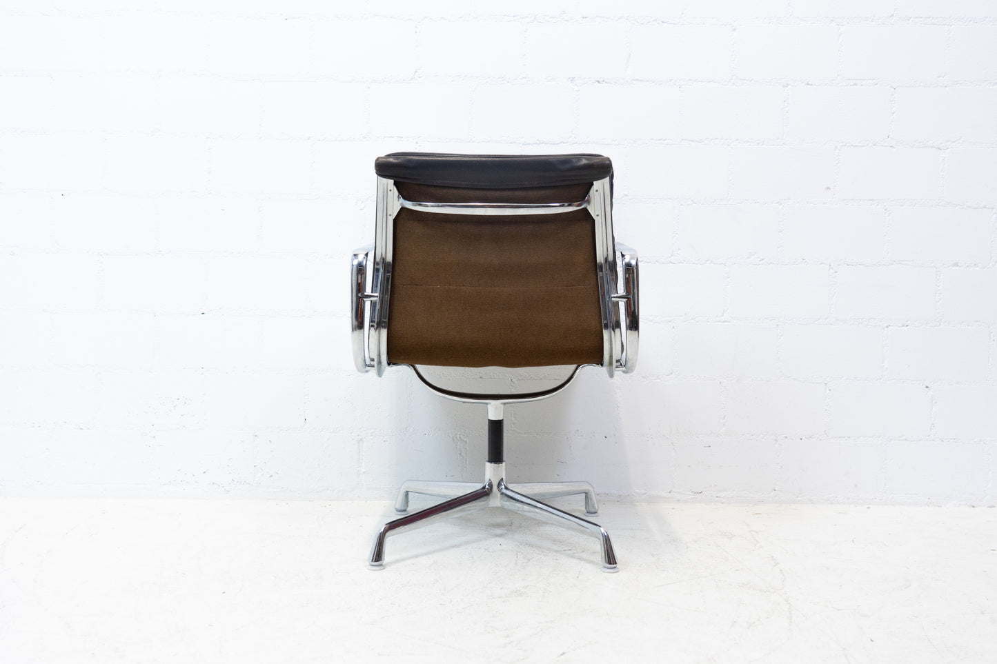 Herman Miller Eames Aluminium Chair EA 207