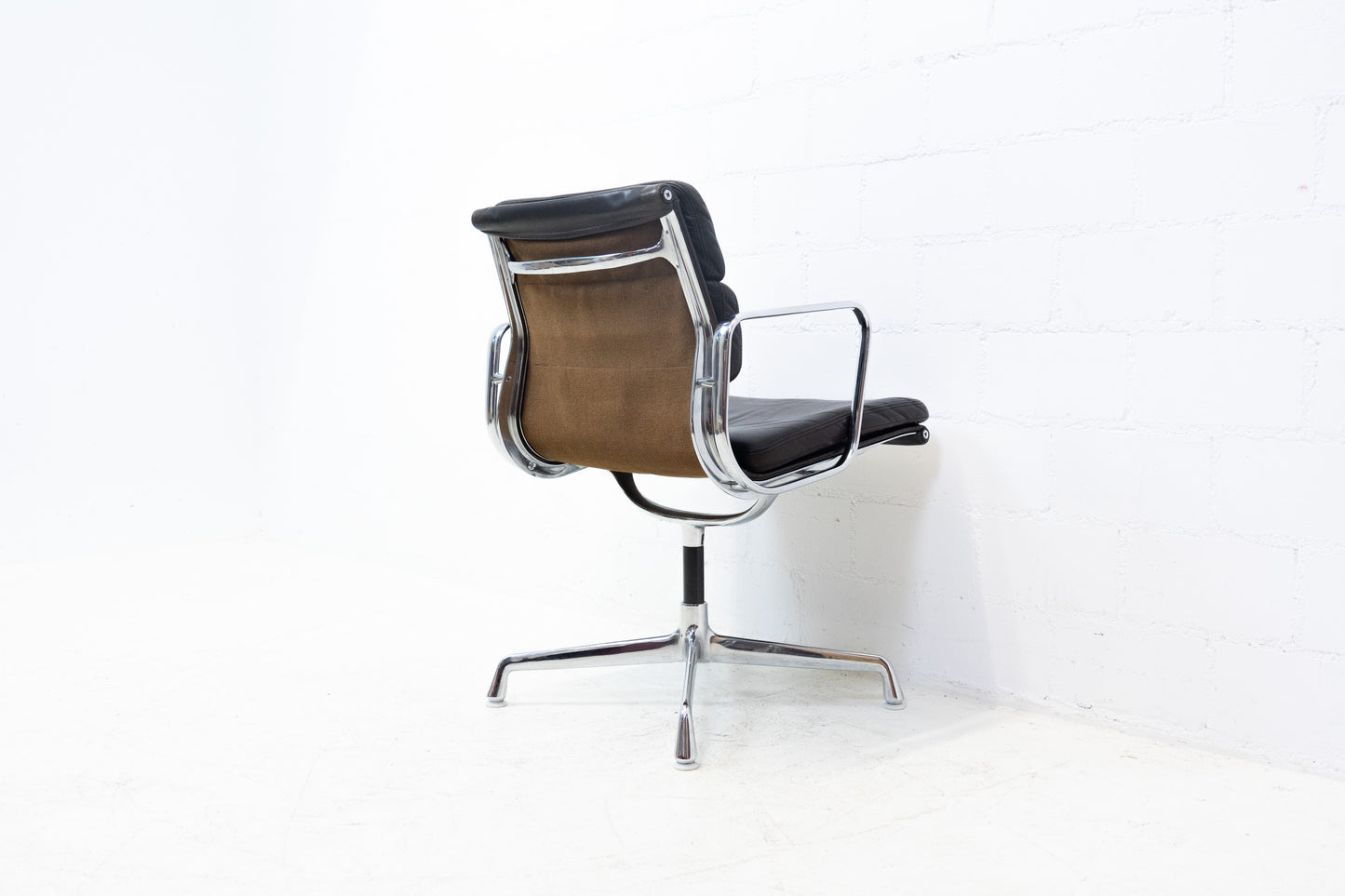 Herman Miller Eames Aluminium Chair EA 207