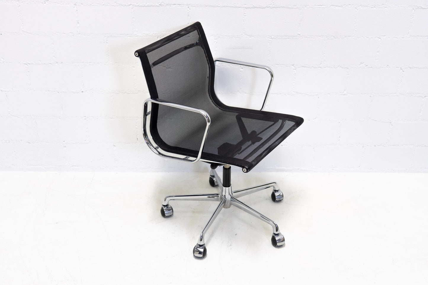 ICF Eames Aluminium Chair