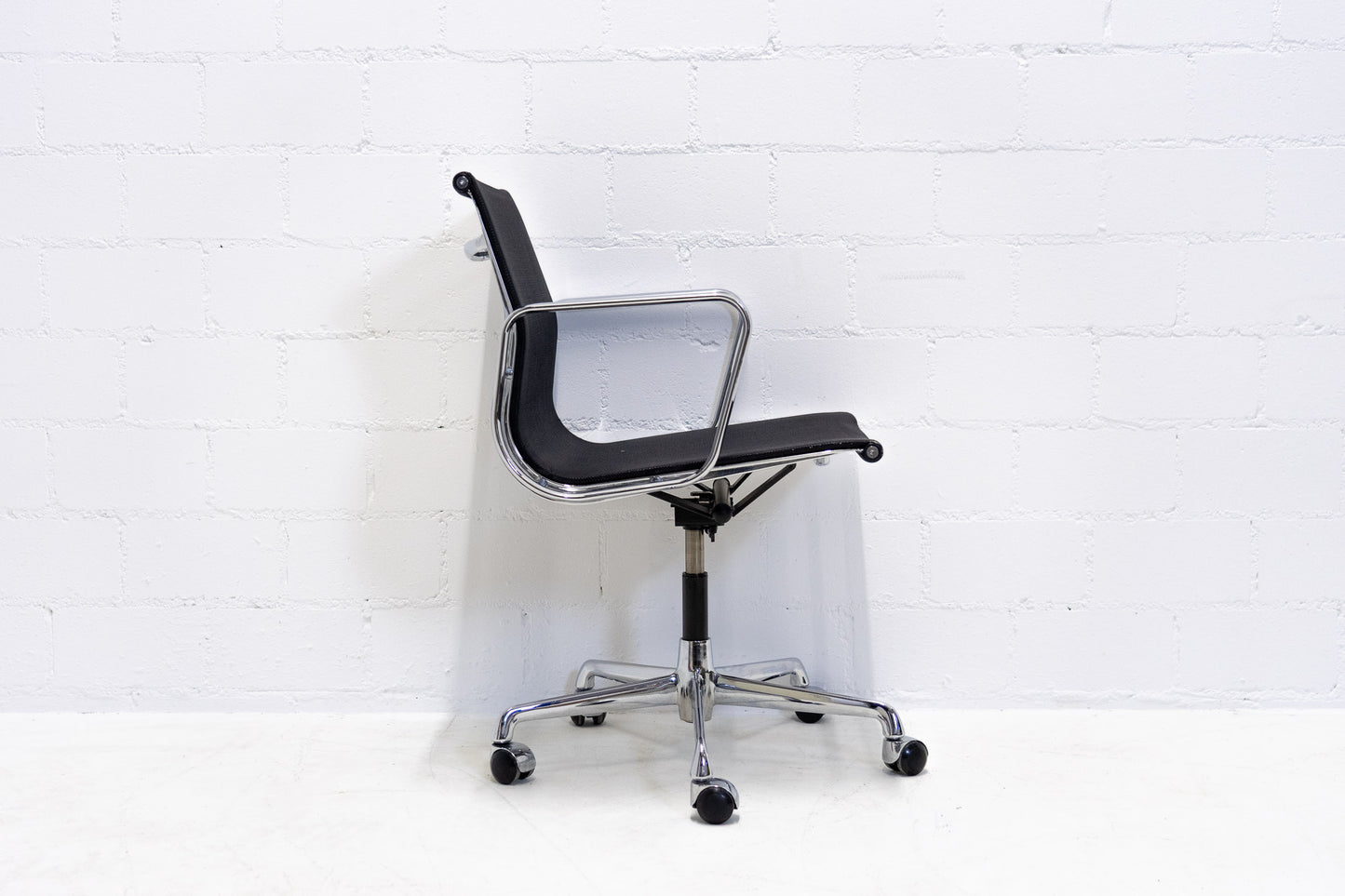 ICF Eames Aluminium Chair