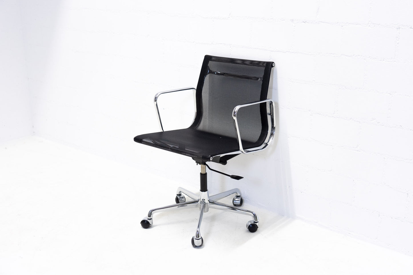 ICF Eames Aluminium Chair
