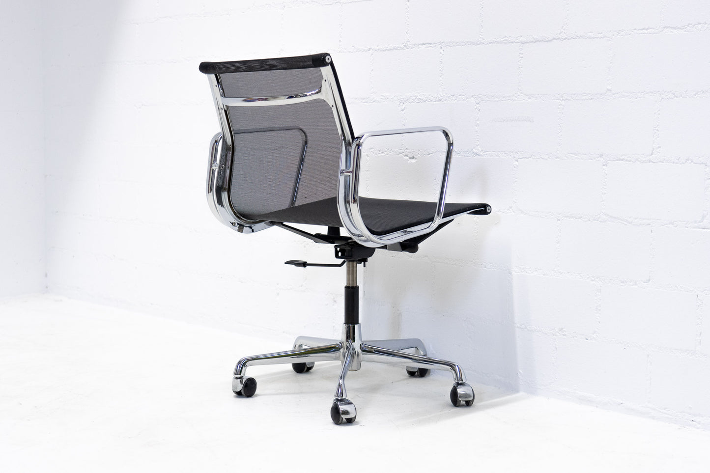 ICF Eames Aluminium Chair