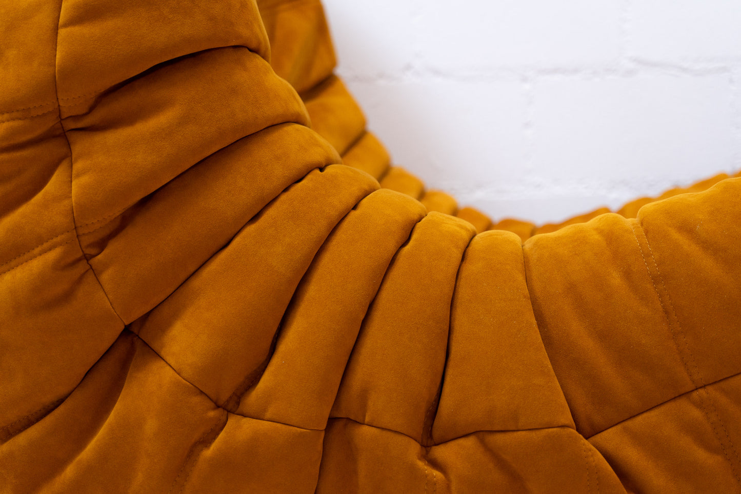 Ligne Roset Togo Sessel Alcantara