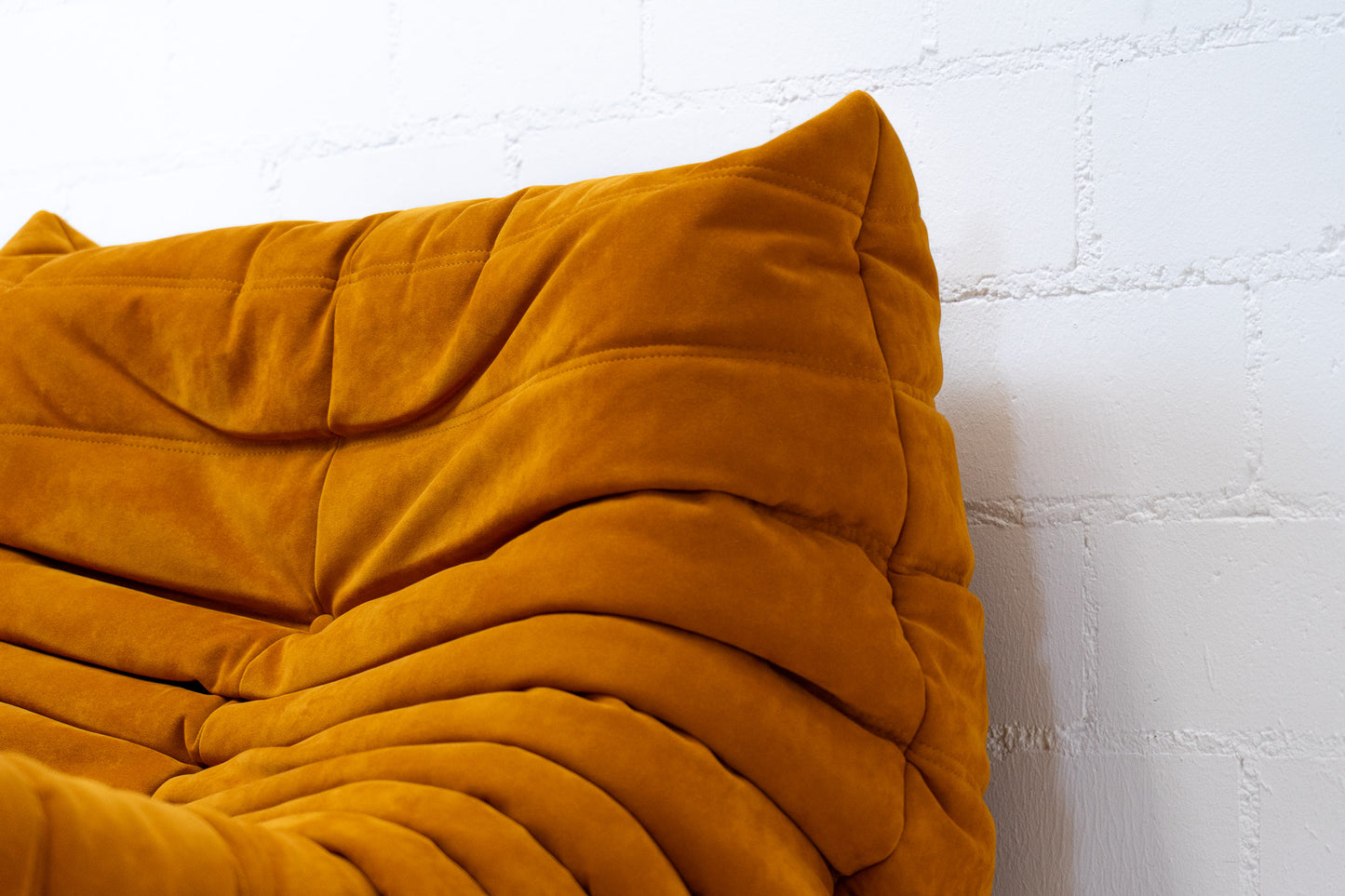 Ligne Roset Togo Sessel Alcantara