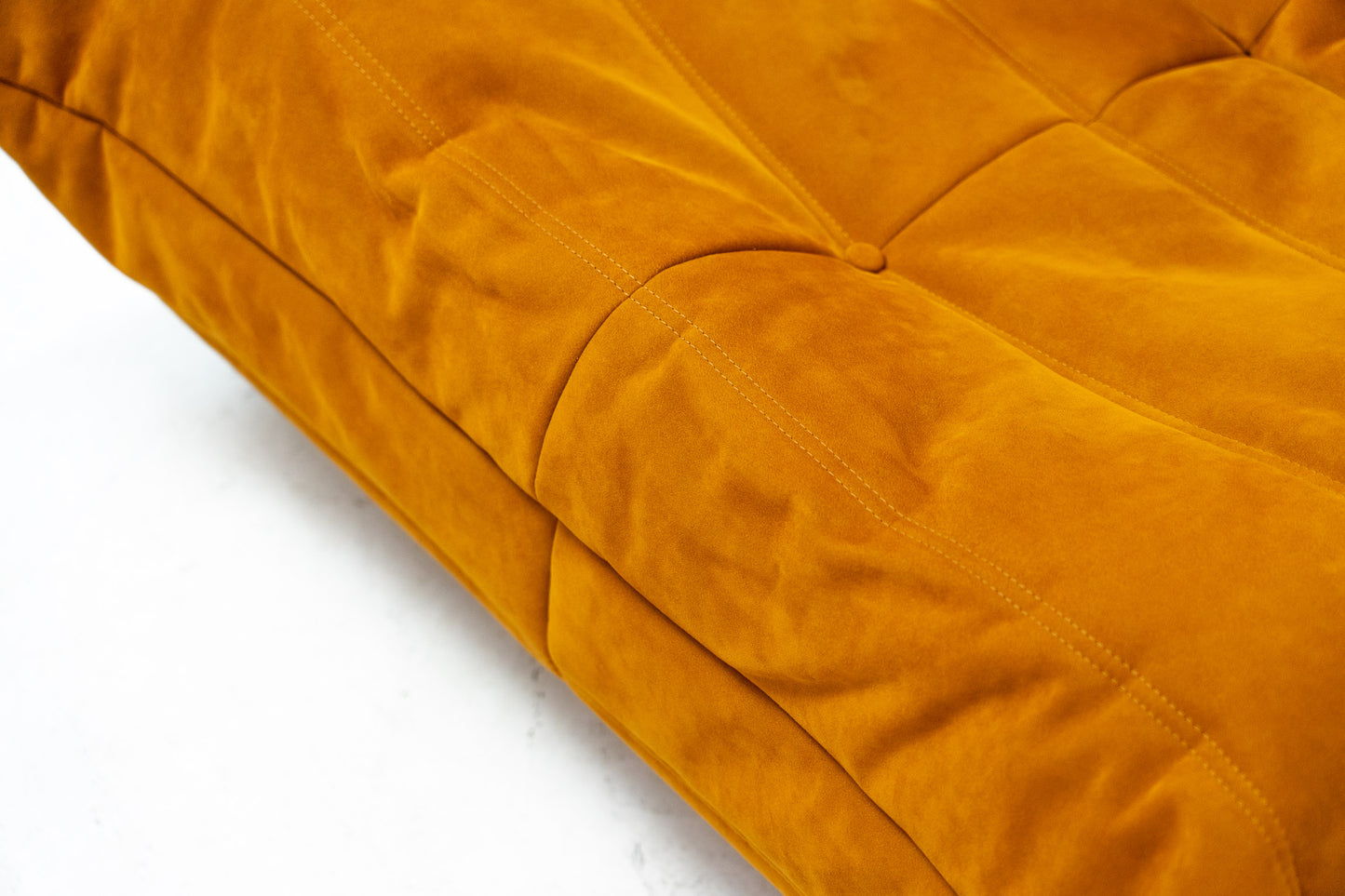 Ligne Roset Togo Sessel Alcantara