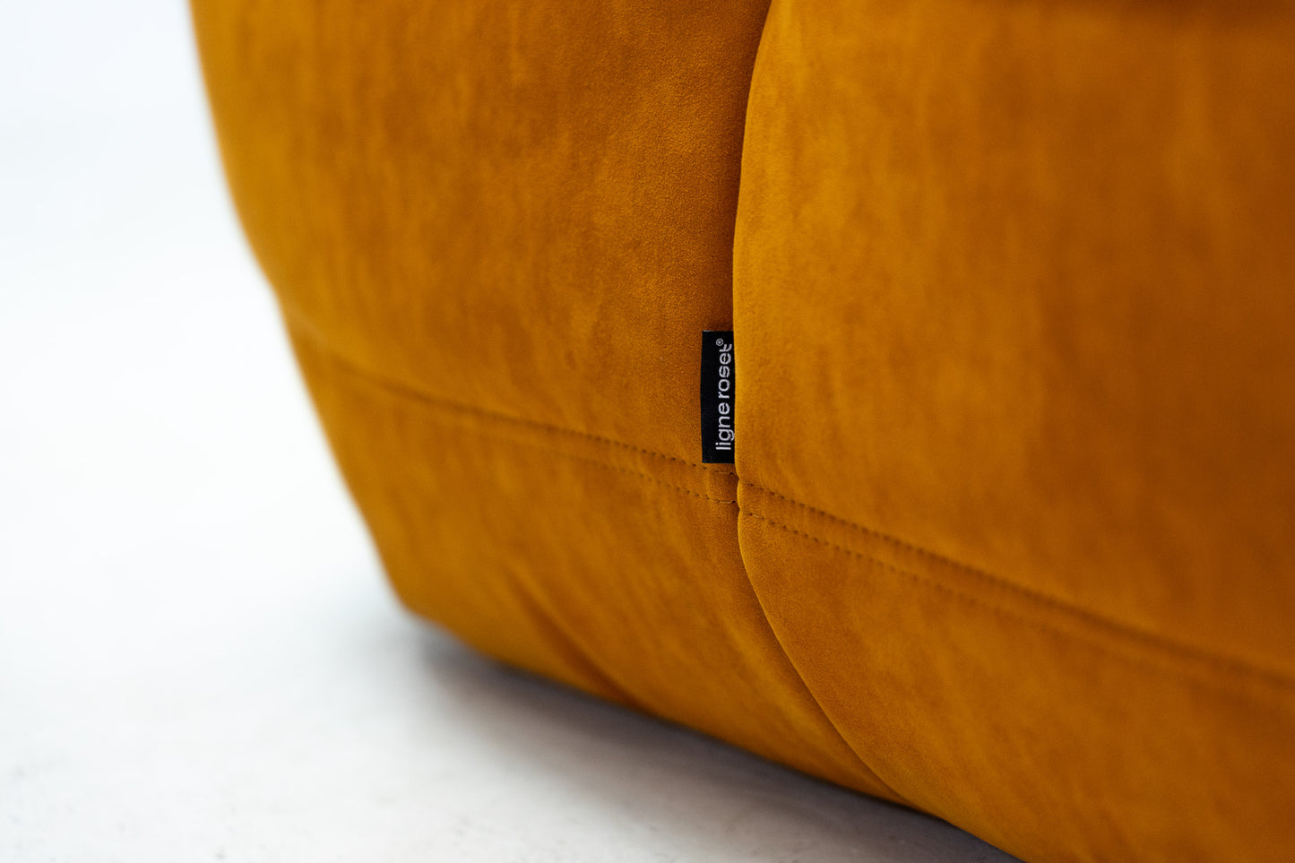 Ligne Roset Togo Sessel Alcantara