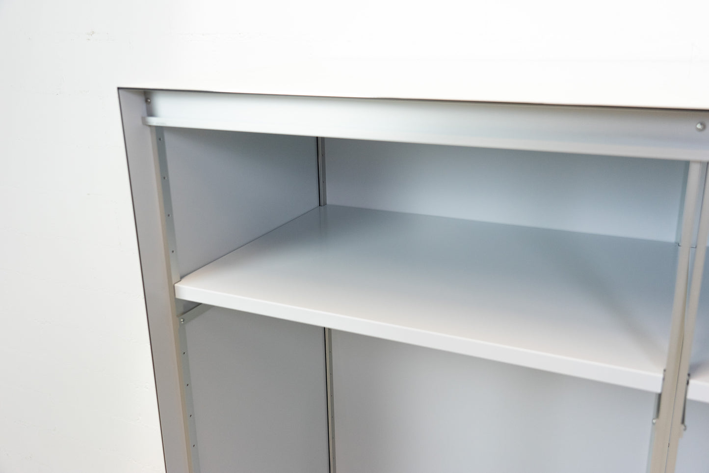 Thut Alucobond-Schrank 450 Nr. 1