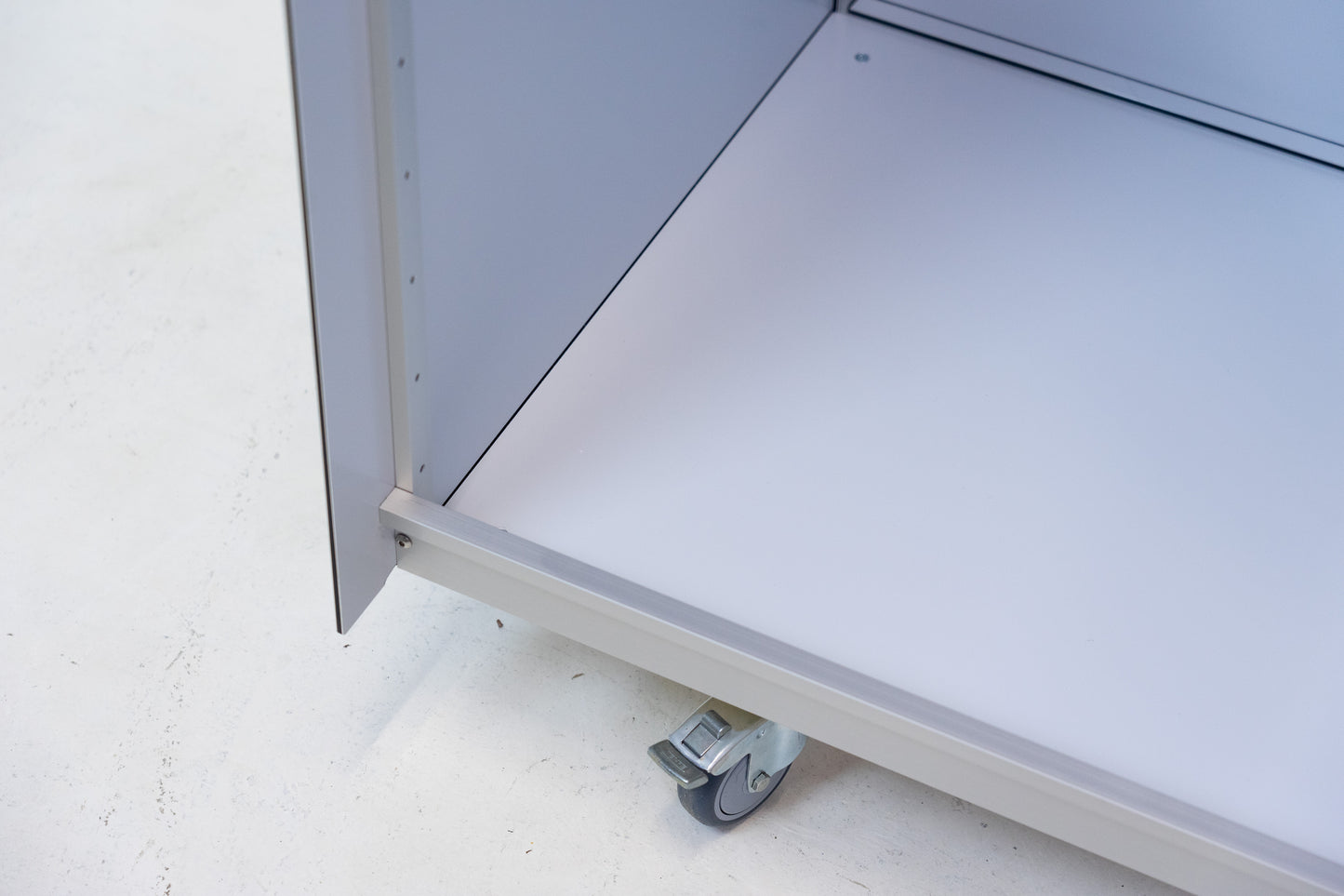 Thut Alucobond-Schrank 450 Nr. 1