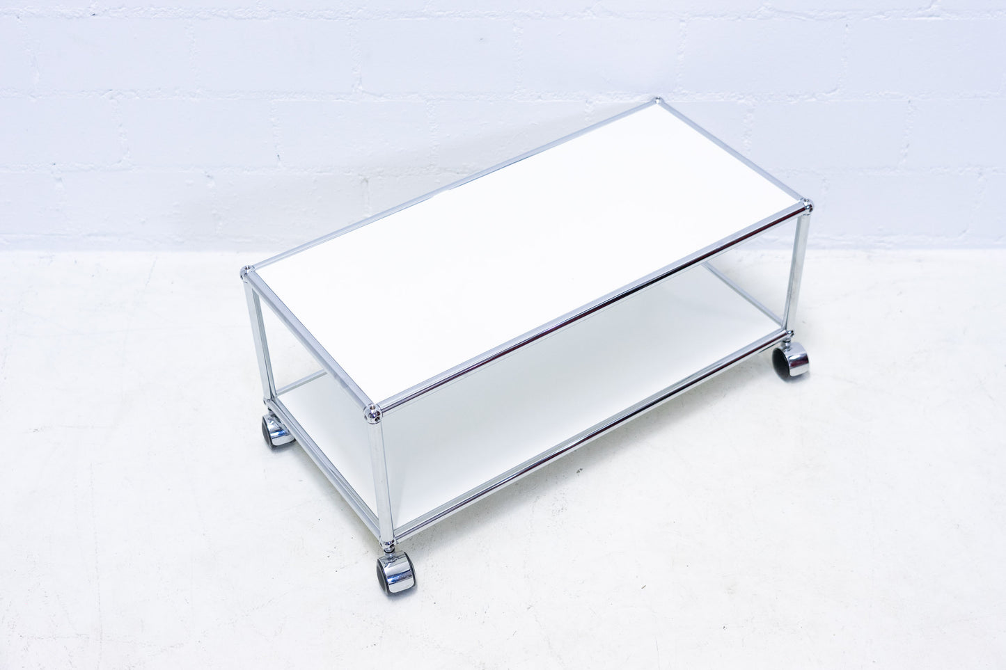 USM Haller Couchtisch Reinweiss Rollen Nr. 1