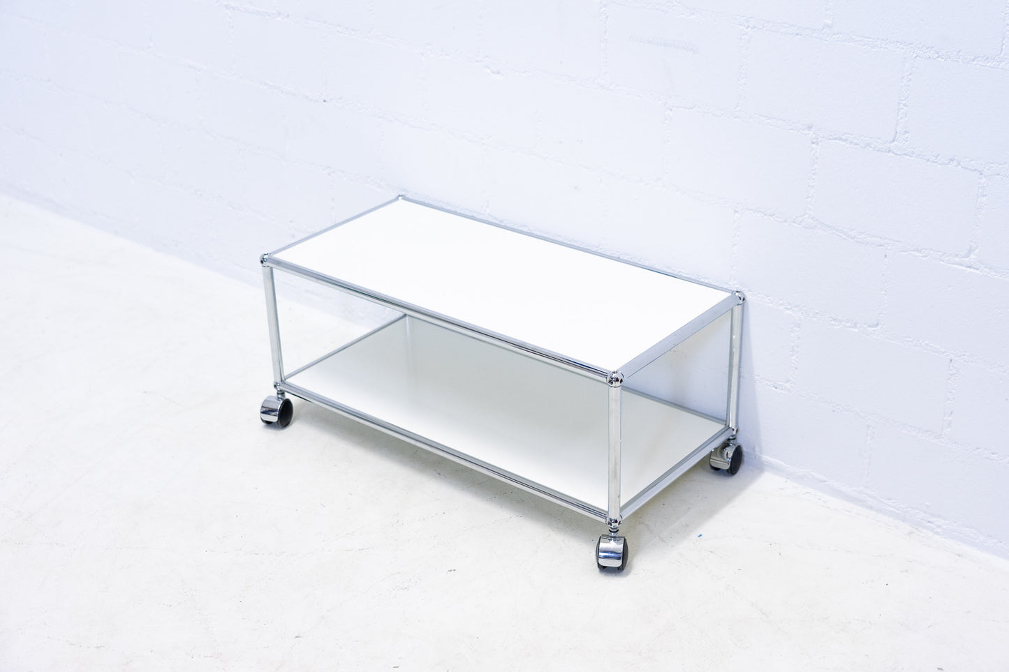 USM Haller Couchtisch Reinweiss Rollen Nr. 1