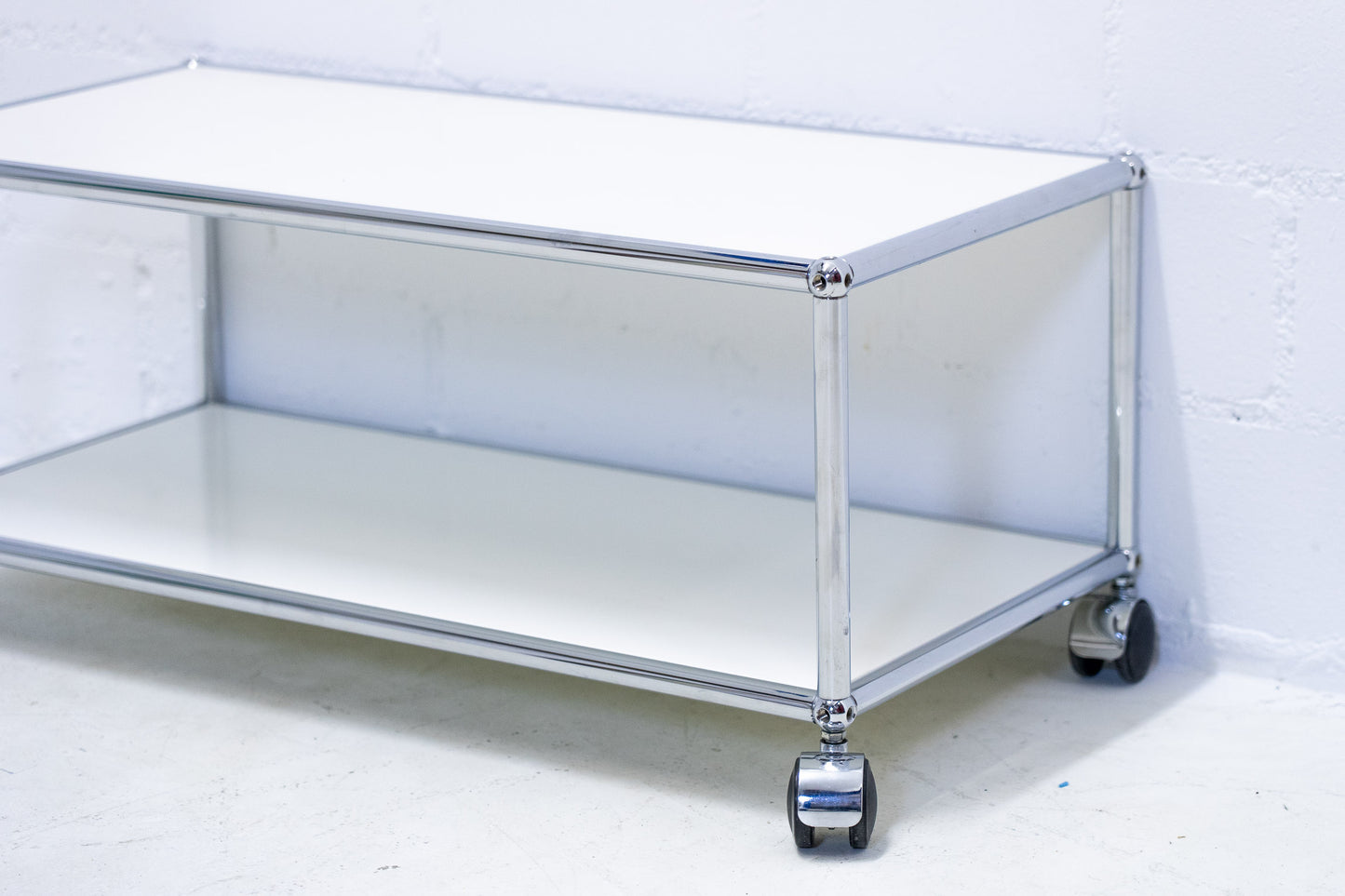 USM Haller Couchtisch Reinweiss Rollen Nr. 1