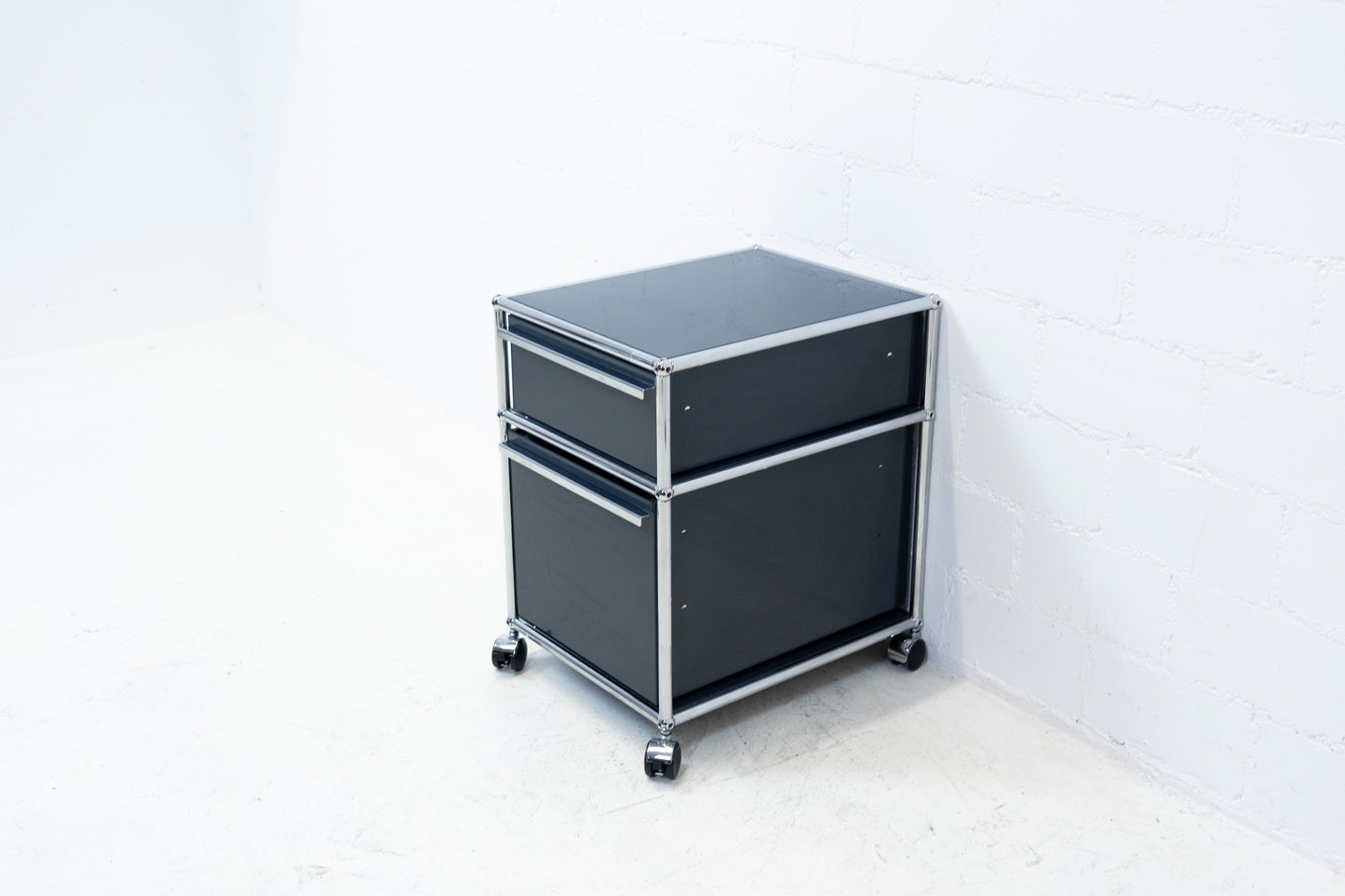 USM Haller Korpus Anthrazitgrau Nr. 15