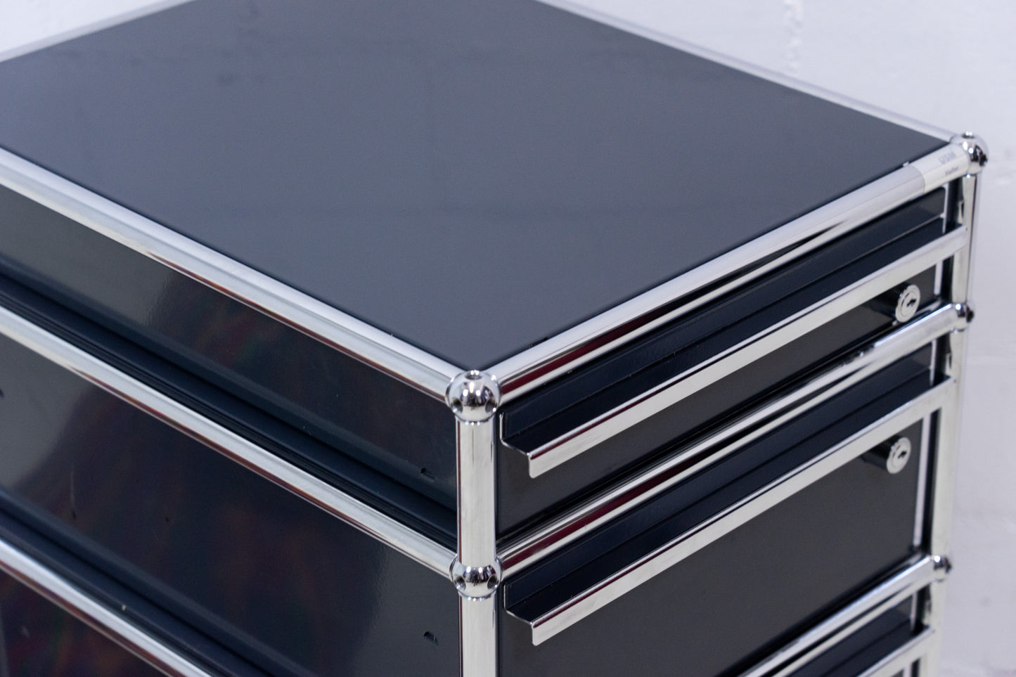 USM Haller Korpus Anthrazitgrau Nr. 18