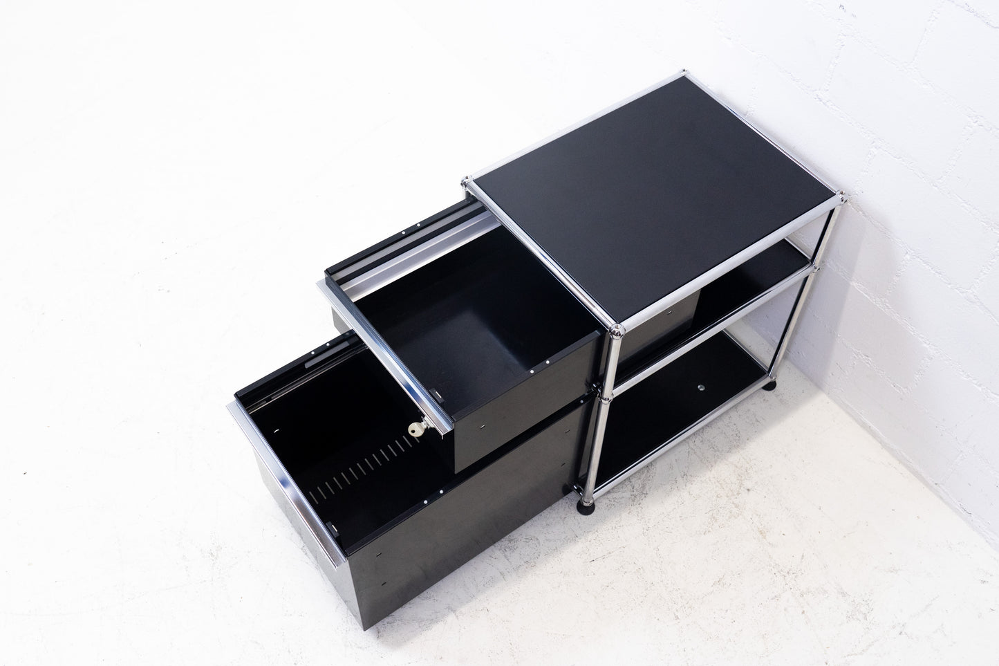 USM Haller Korpus Graphit Schwarz Nr. 6