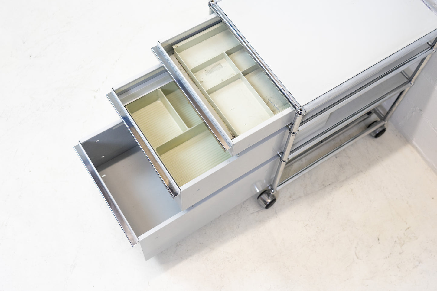 USM Haller Roll-Korpus Lichtgrau Nr. 6