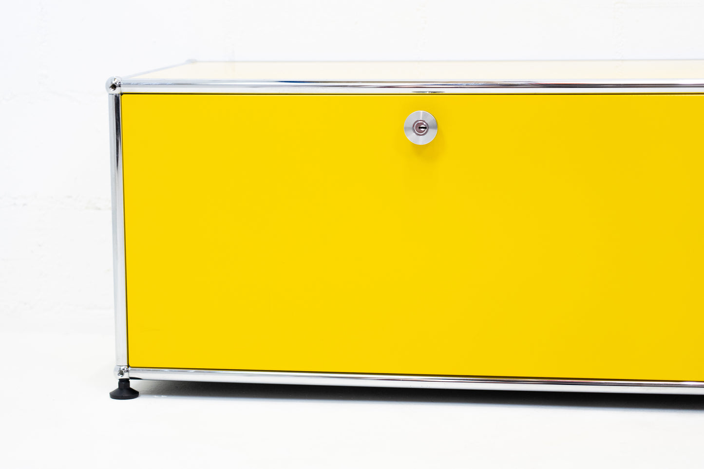 USM Haller Lowboard Goldgelb Nr. 1
