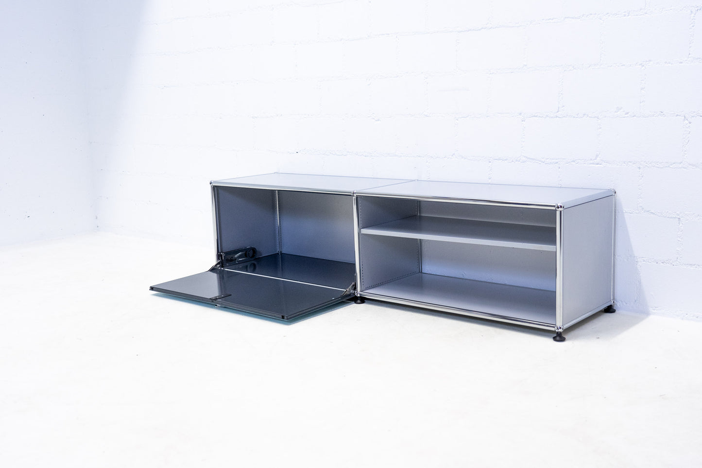 USM Haller Lowboard Mattsilber Blau Nr. 1