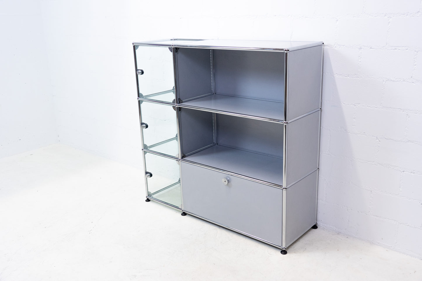 USM Haller Vitrine Glas Mattsilber Nr. 4
