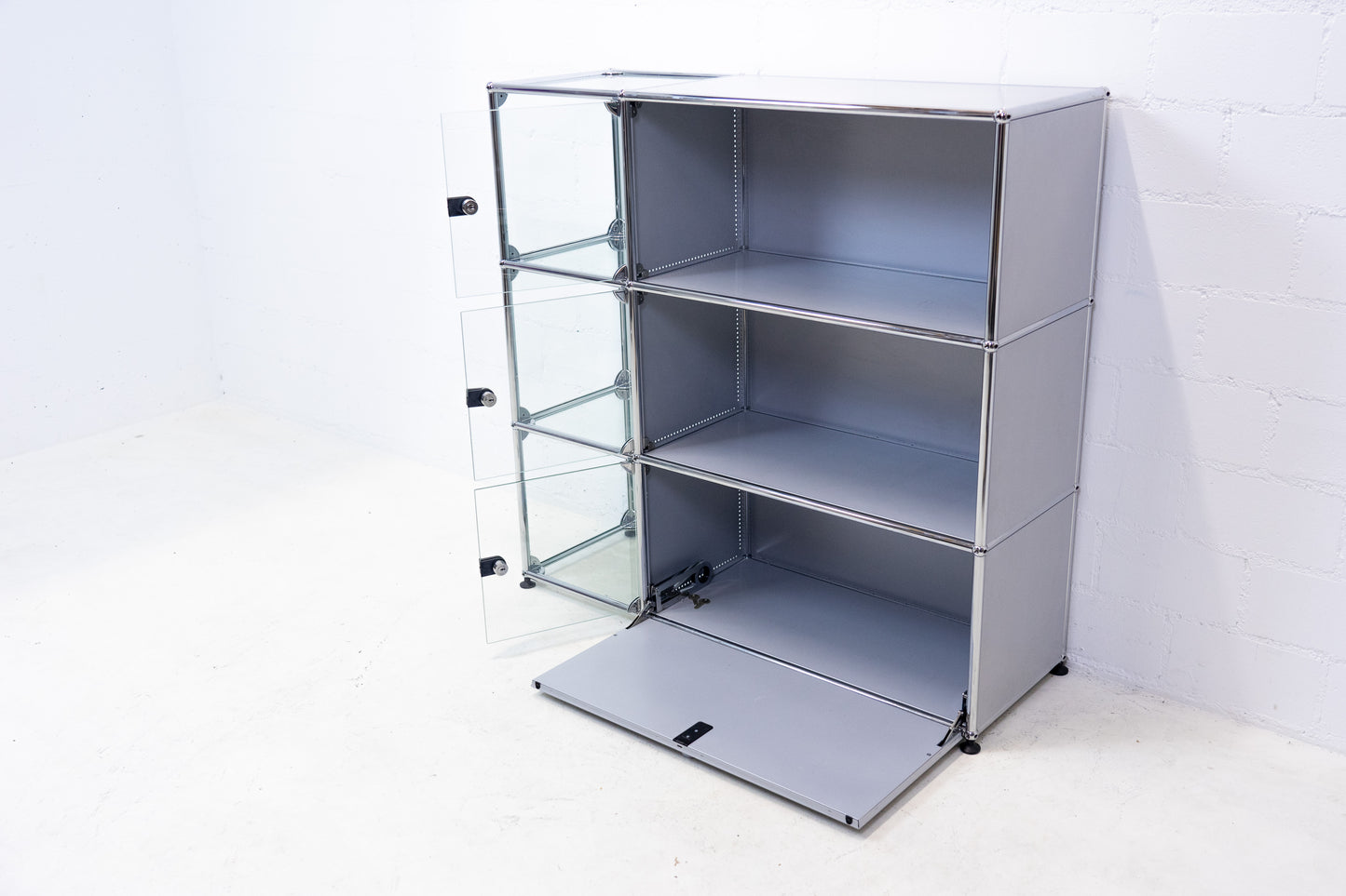 USM Haller Vitrine Glas Mattsilber Nr. 4