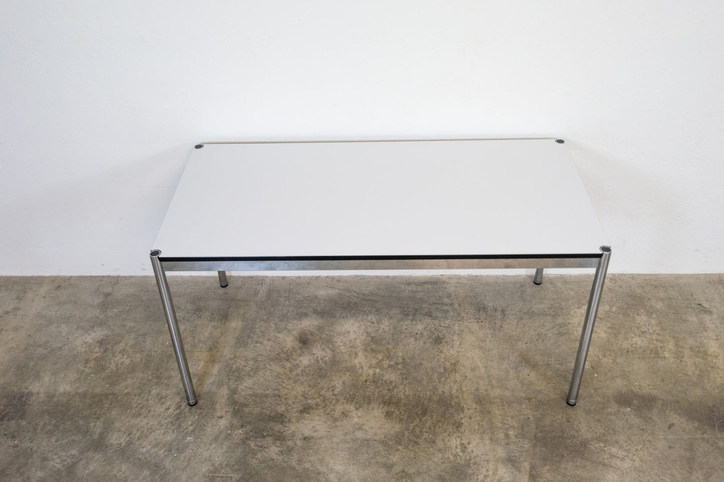 USM Haller Bürotisch 150x75 cm Perlgrau