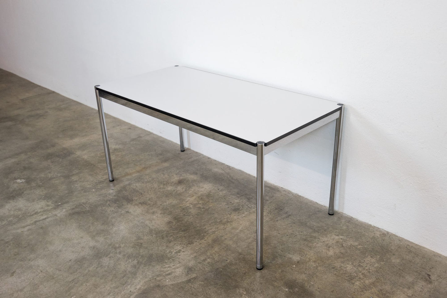 USM Haller Bürotisch 150x75 cm Perlgrau