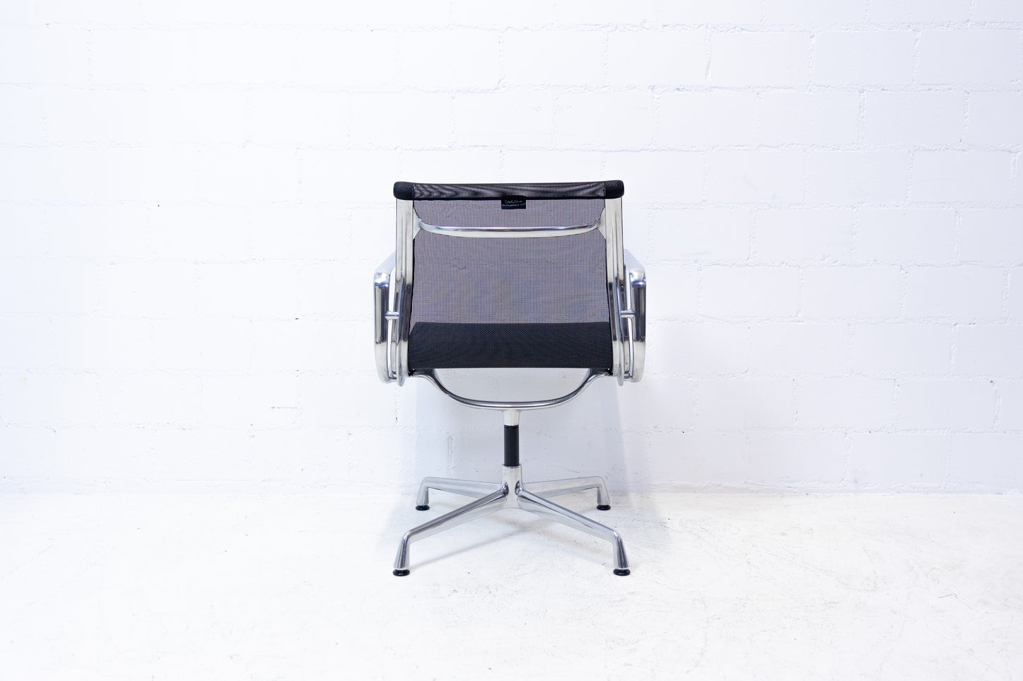 Vitra Eames Aluminium Chair EA 108 Netz Nr. 2