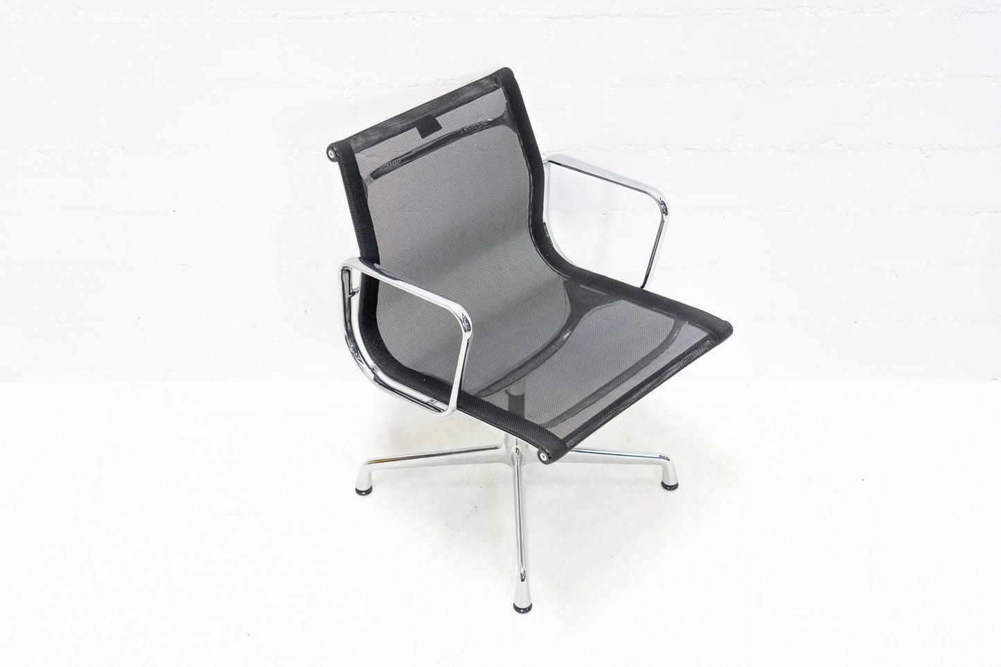 Vitra Eames Aluminium Chair EA 108 Netz