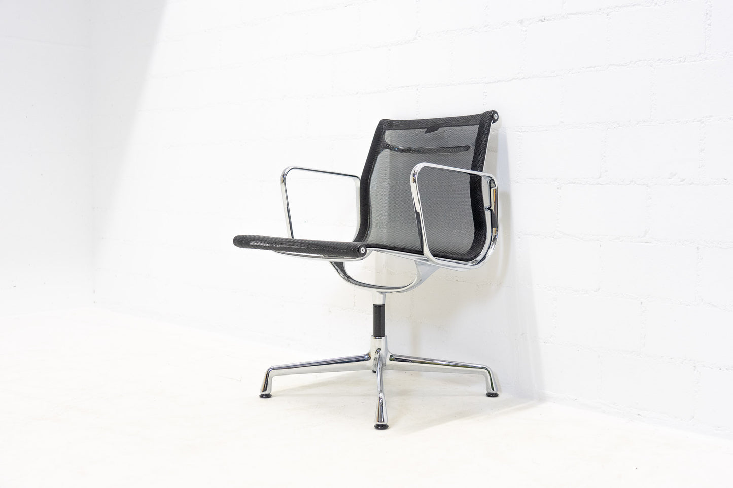 Vitra Eames Aluminium Chair EA 108 Netz
