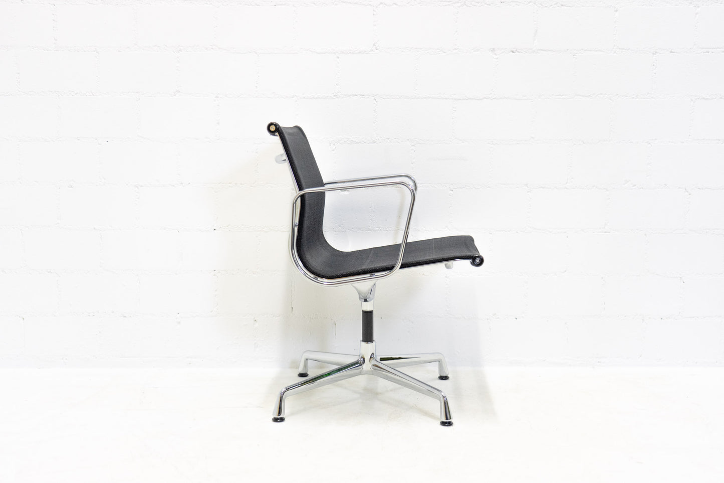 Vitra Eames Aluminium Chair EA 108 Netz