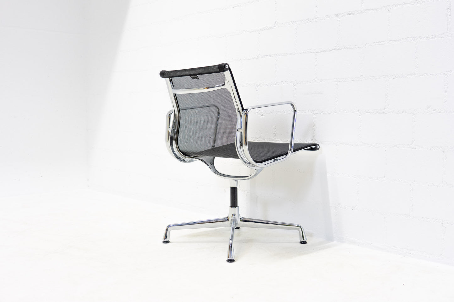 Vitra Eames Aluminium Chair EA 108 Netz