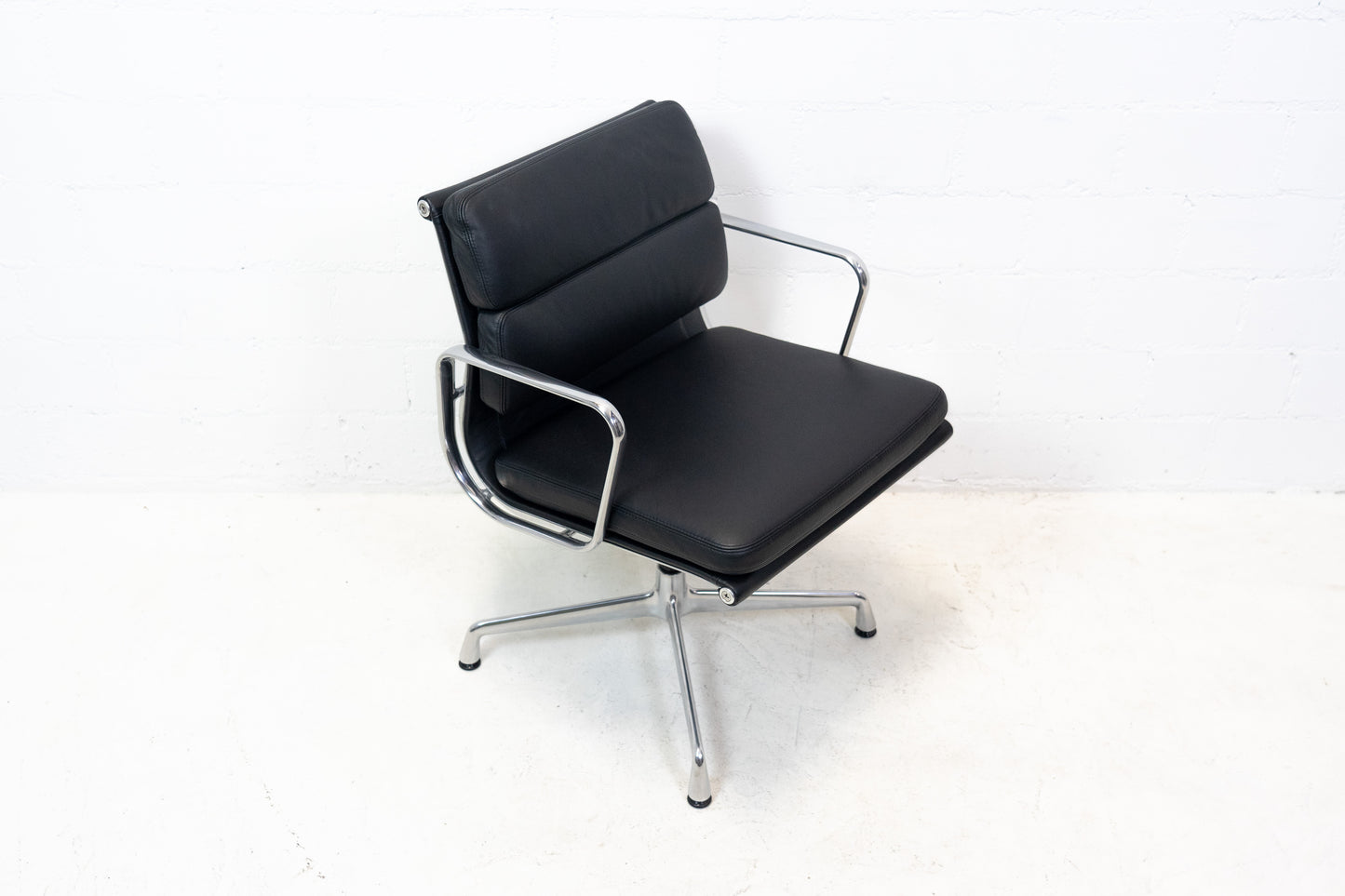 Vitra Eames Aluminium Chair EA 208 Leder Nr. 2