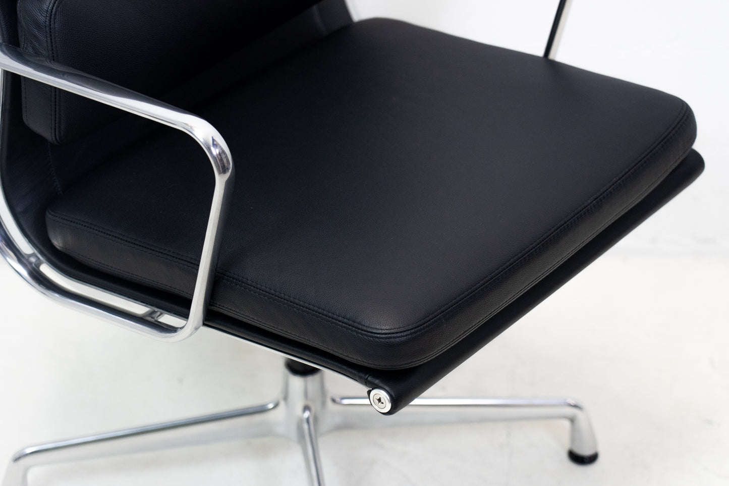 Vitra Eames Aluminium Chair EA 208 Leder Nr. 2