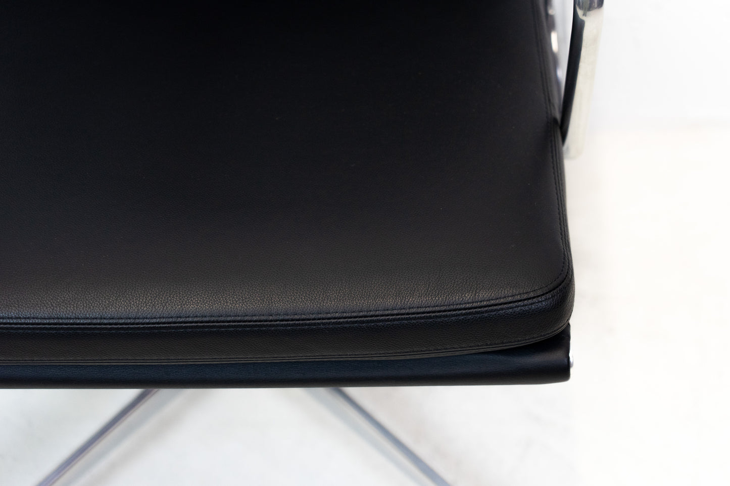 Vitra Eames Aluminium Chair EA 208 Leder Nr. 2