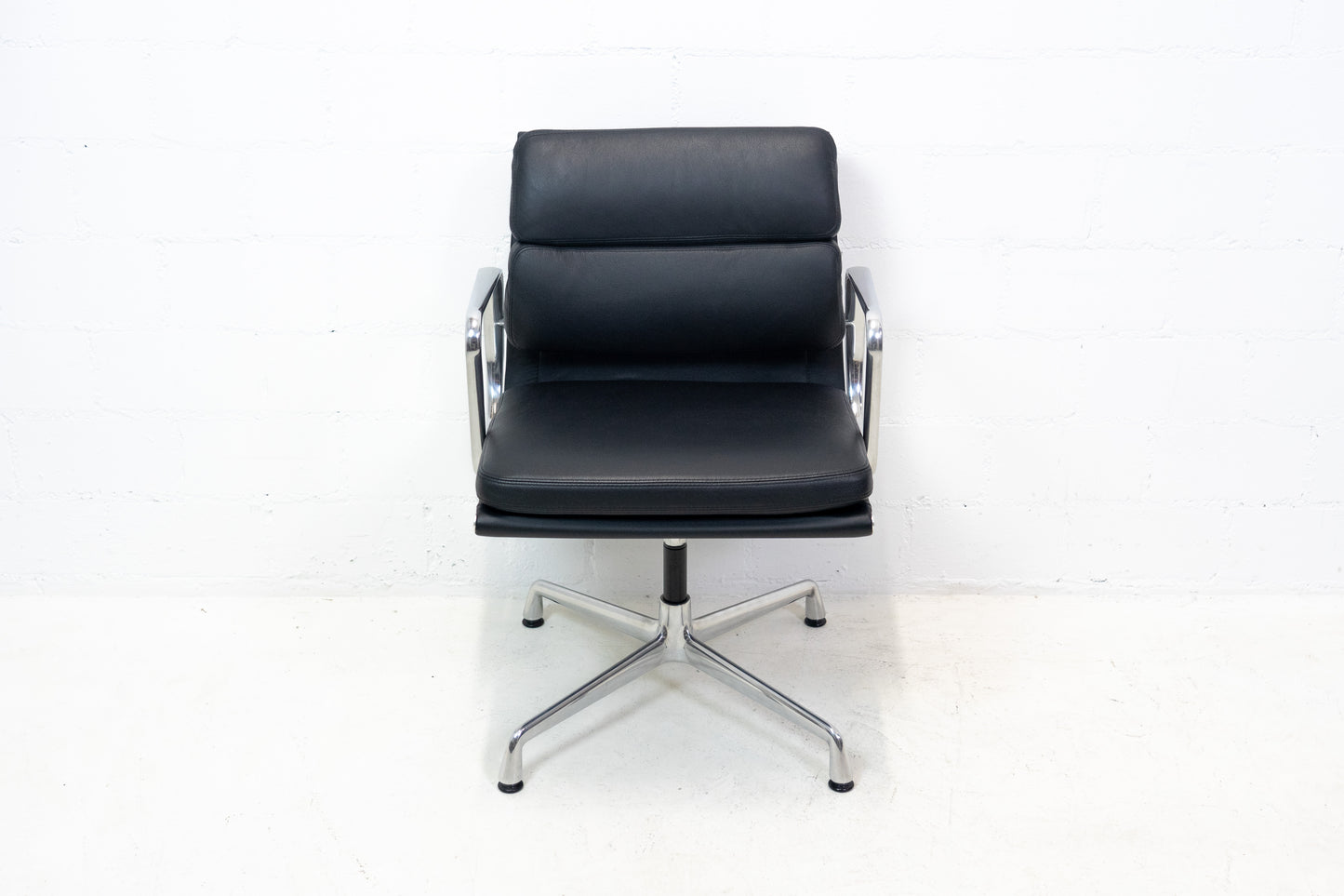 Vitra Eames Aluminium Chair EA 208 Leder Nr. 2