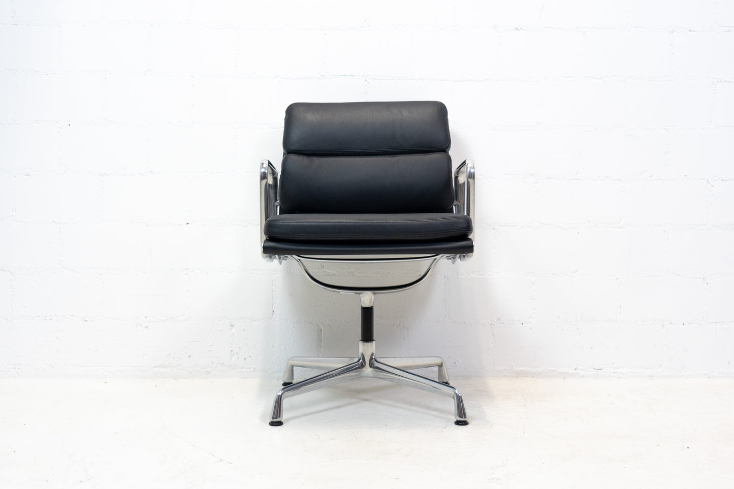 Vitra Eames Aluminium Chair EA 208 Leder Nr. 2