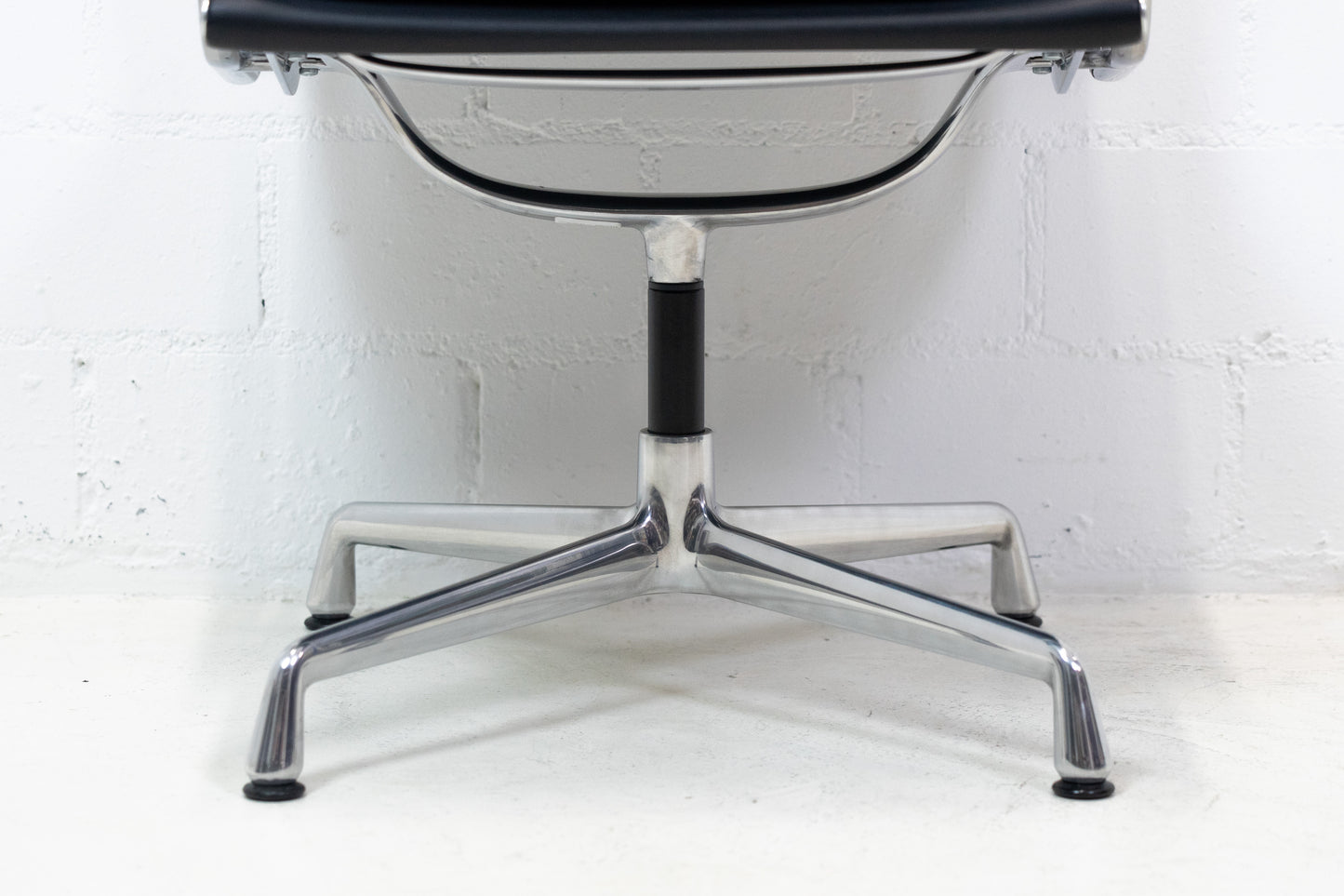Vitra Eames Aluminium Chair EA 208 Leder Nr. 2