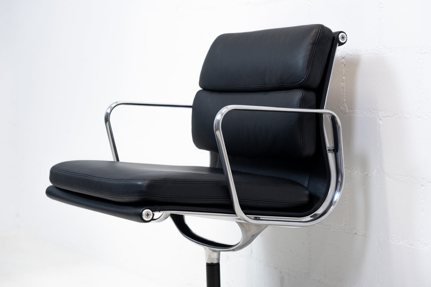 Vitra Eames Aluminium Chair EA 208 Leder Nr. 2