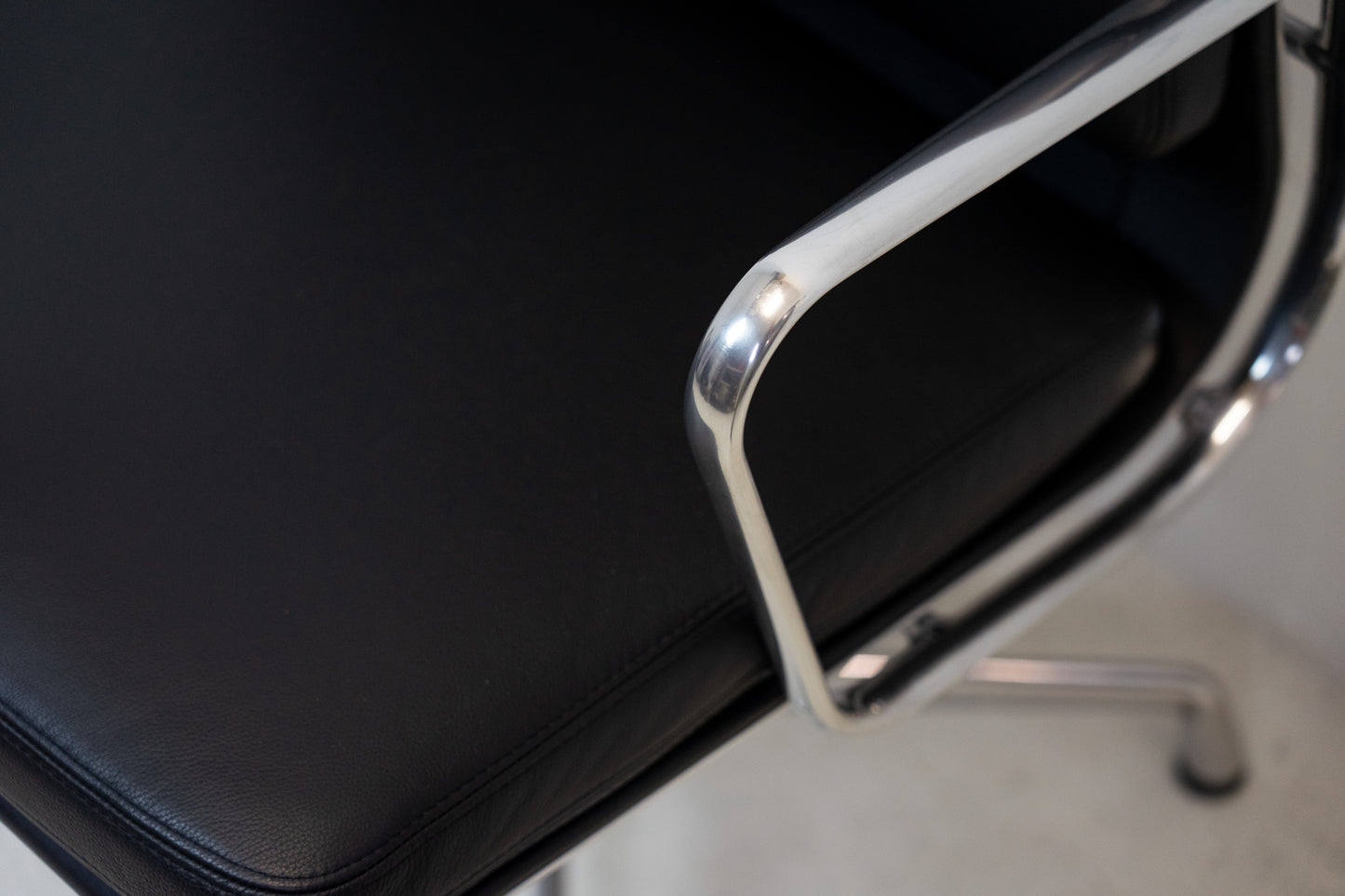 Vitra Eames Aluminium Chair EA 208 Leder Nr. 2