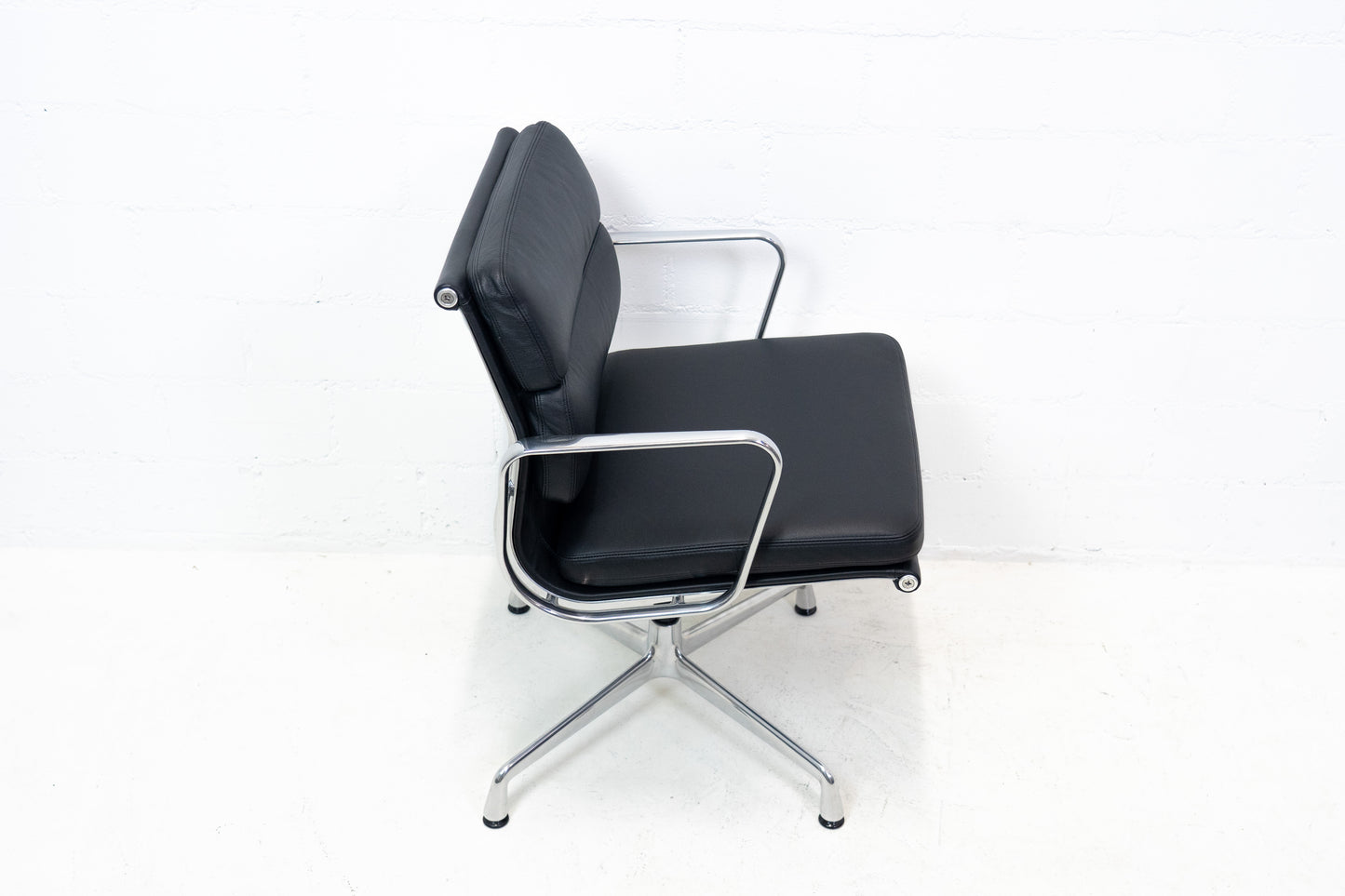 Vitra Eames Aluminium Chair EA 208 Leder Nr. 2