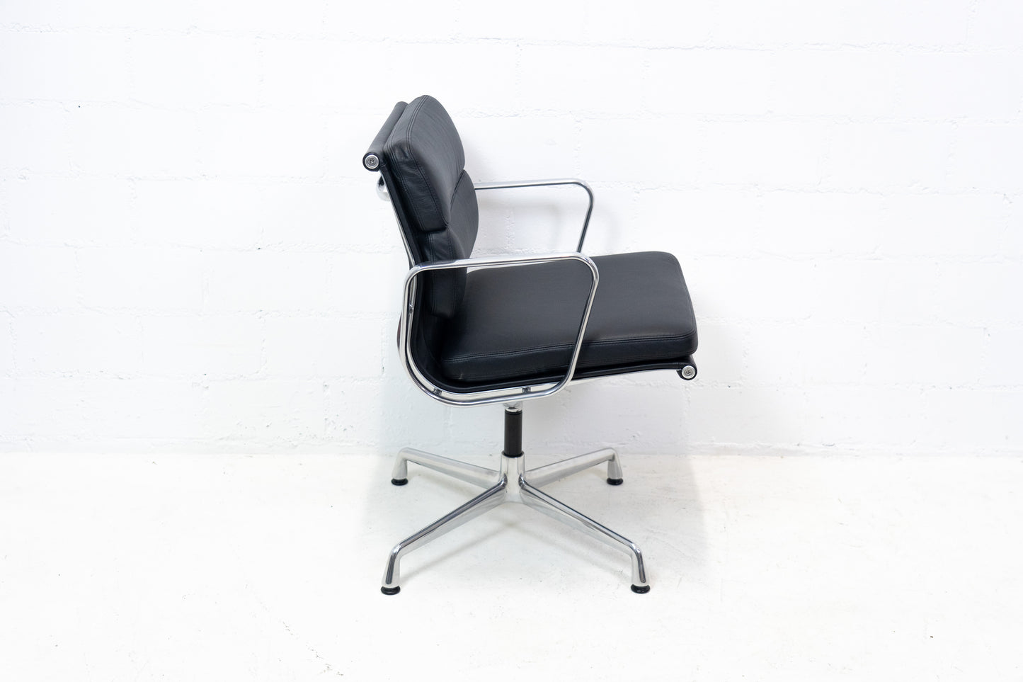 Vitra Eames Aluminium Chair EA 208 Leder Nr. 2