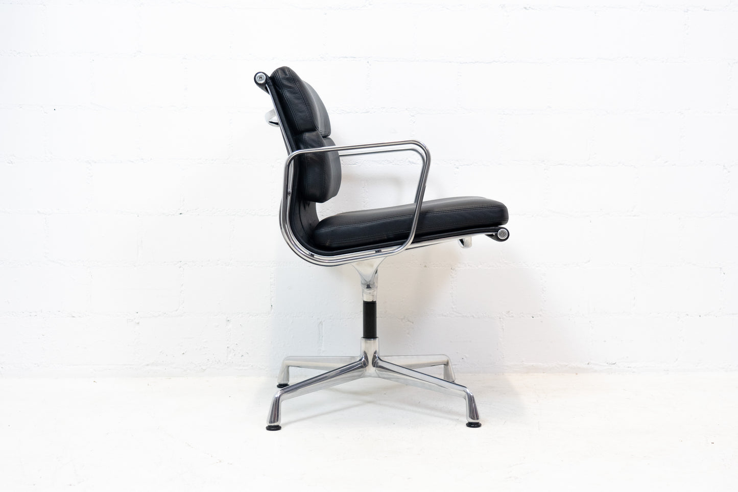 Vitra Eames Aluminium Chair EA 208 Leder Nr. 2