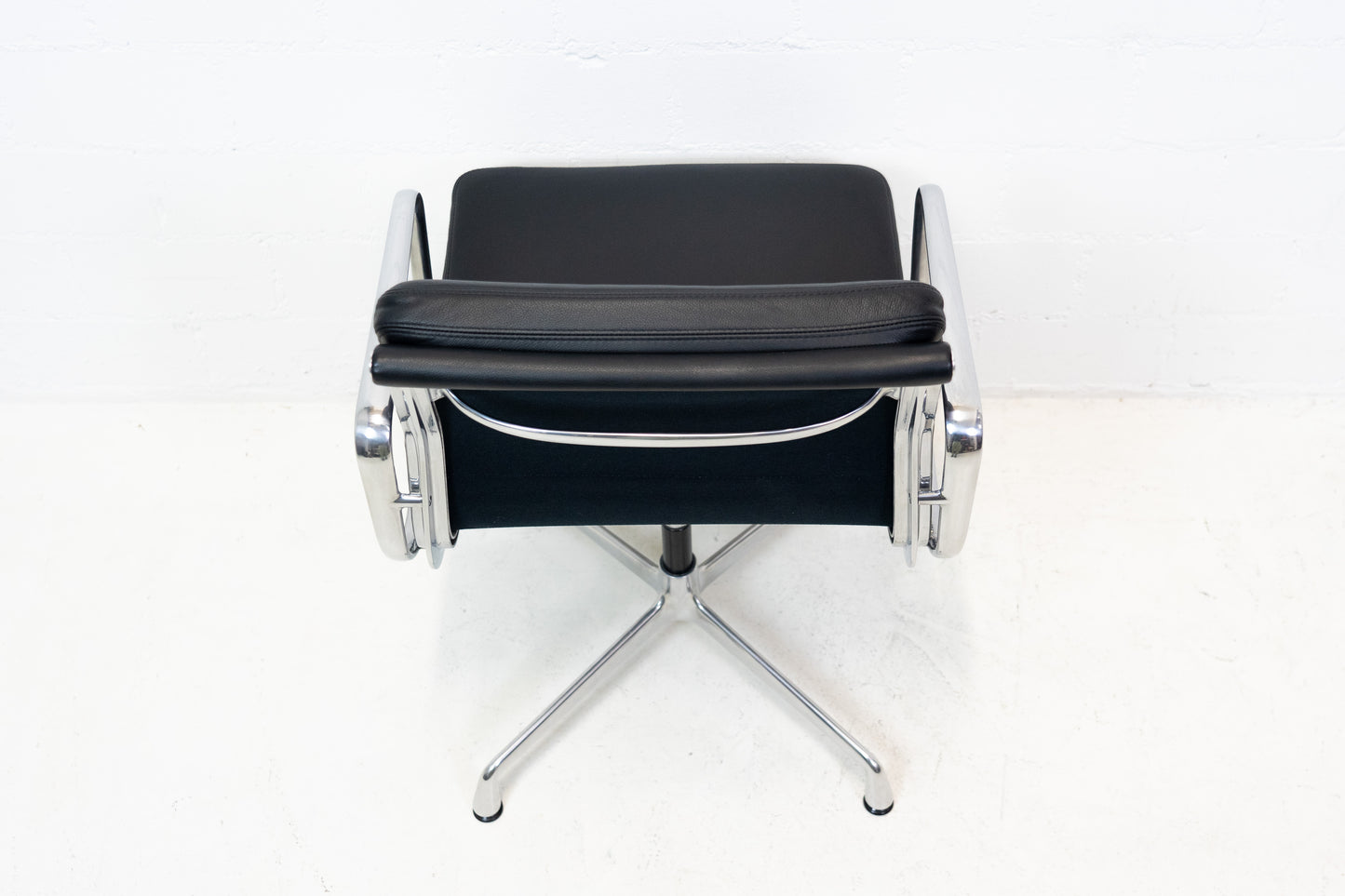 Vitra Eames Aluminium Chair EA 208 Leder Nr. 2