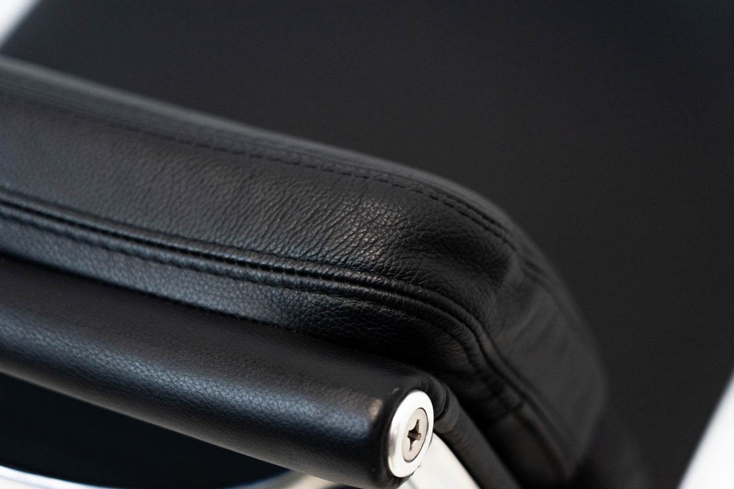 Vitra Eames Aluminium Chair EA 208 Leder Nr. 2