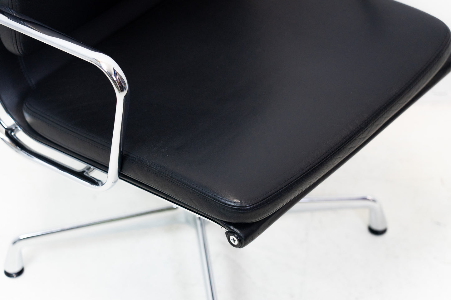 Vitra Eames Aluminium Chair EA 208 Leder Nr. 3