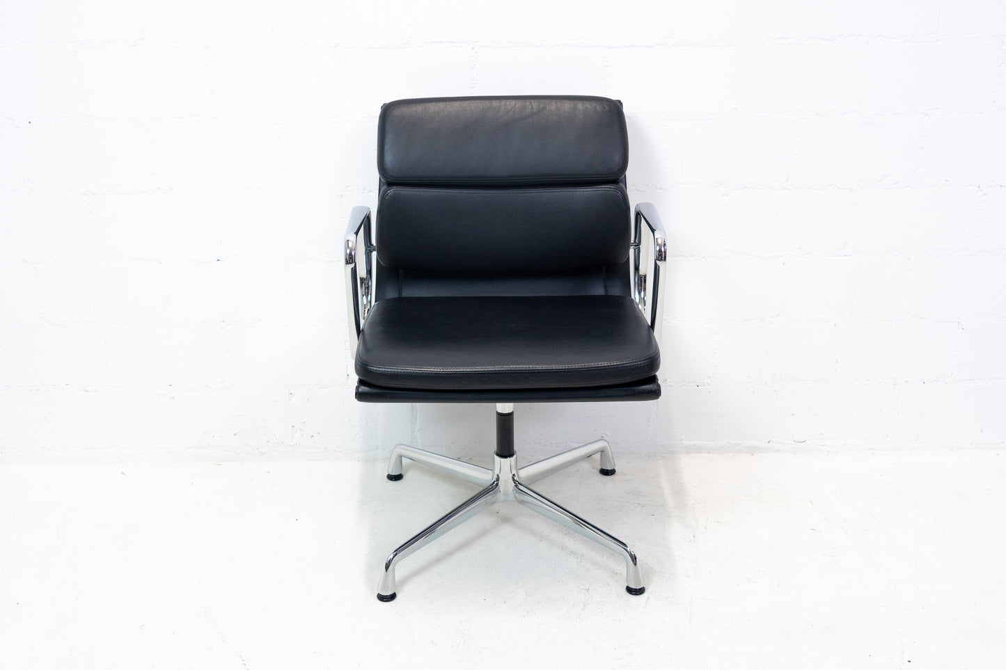 Vitra Eames Aluminium Chair EA 208 Leder Nr. 3